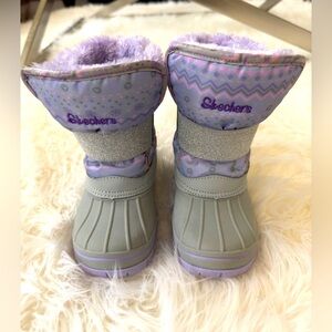 Kids Skechers Snow boots Size 9 EUC